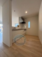 火の元の心配がいらないオール電化。
お料理に興味を持ち始めたお子さまも、一緒にキッチンに立てるIHクッキングヒーター♪
お手伝いデビューにもぴったりの安全設計◎