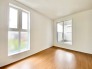 2面採光の明るい室内は温もりを感じられるお部屋です。
