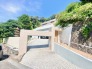 地下車庫のある重量感ある建物です。