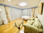 2面採光の明るい洋室。こちらのお部屋からはバルコニーへ出られます。