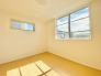 全室2面採光の明るい洋室。こちらのお部屋からはバルコニーへ出られます。