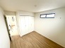 部屋にはクローゼットを完備。レイアウトに困らない設計と採光のバランスが◎