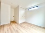 部屋にはクローゼットを完備。レイアウトに困らない設計と採光のバランスが◎
