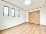 部屋にはクローゼットを完備。レイアウトに困らない設計と採光のバランスが◎