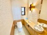 トイレは快適な温水洗浄機能便座です。トイレ内に手洗い場が設置され、ゆったりとした空間で過ごせます。