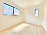 2面採光の明るい室内は温もりを感じられるお部屋です。