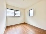 2面採光の明るい室内は温もりを感じられるお部屋です。