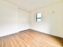 部屋にはクローゼットを完備。レイアウトに困らない設計と採光のバランスが◎
