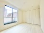 部屋にはクローゼットを完備。レイアウトに困らない設計と採光のバランスが◎