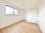 部屋にはクローゼットを完備。レイアウトに困らない設計と採光のバランスが◎