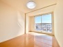 日当たり良好の明るい洋室。こちらのお部屋からはバルコニーへ出られます。