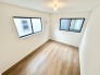 2面採光の明るい室内は温もりを感じられるお部屋です。
