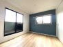 2面採光の明るい室内は温もりを感じられるお部屋です。
