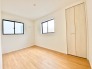2面採光の明るい室内は温もりを感じられるお部屋です。