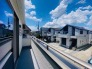 スッキリとした3階建ての邸宅には、2つのバルコニーで開放感アップ。洗濯物もたくさん干せますね。
