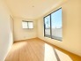 2面採光の明るい室内は温もりを感じられるお部屋です。