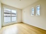 2面採光の明るい室内は温もりを感じられるお部屋です。
