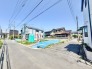 周辺に大きな建物はありません。道路南側はららぽーと等の商業施設等が集まっています。