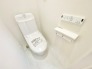 （１．２号棟）同形状・同仕様
快適なウォシュレットトイレが１階と３階に設置されています。暖かい便座で寒い日も安心して使用できますね。