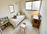 二面採光の明るい室内は温もりを感じられるお部屋です。