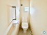 1階と2階には快適なウォシュレットトイレです。暖かい便座で寒い日も安心して使用できます。