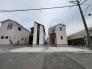 【全体写真】（2025年3月下旬に撮影）
左奥が1号棟◇右が2号棟♪
2025年4月上旬に完成予定☆