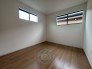 【洋室5.2帖】
2面採光の明るいお部屋に、爽やかな風が通り抜けます。
ダイアモンドフロアの上品な輝きが、暮らしにさりげない華やかさを添えます。