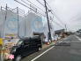 【前面道路】（2025年2月下旬に撮影）
左奥から時計回りに3→1→2号棟の順に並んでいます♪
ご質問等ございましたら、お気軽にお問い合わせください(^^)/
