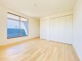 部屋にはクローゼットを完備。レイアウトに困らない設計と採光のバランスが◎