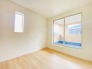 全室2面採光の明るい洋室。こちらのお部屋からはバルコニーへ出られます。