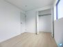 部屋にはクローゼットを完備。レイアウトに困らない設計と採光のバランスが◎
