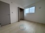 【洋室5.2帖】
クリーム色のフローリングに、ふんわりと光が差し込む爽やかなお部屋でリラックス♪
こだわりが詰まったデザイナーズハウス☆