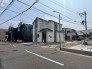 【全体写真】（2025年7月上旬に撮影）
左からE→D→C号棟（角地）→B号棟→A号棟の順に並んでいます♪
2025年7月下旬に完成予定☆