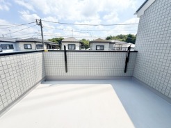 広いバルコニーは、遮るものがなく家族の楽しみ方が増えますね!バルコニー2ヵ所あります!物件東側バルコニーには水栓付き
