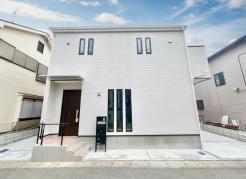 ホワイトの美しい外観に目を奪われます。南向きの日当たり良好な住まいは全居室2面採光が取れます。明るい光が入ります。