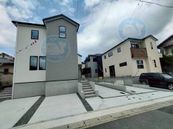 【全体写真】
左から時計回りに1~4号棟の順に並んでいます☆
平日もご見学可能です◎
ご質問等ございましたら、お気軽にお問い合わせください(^^)/