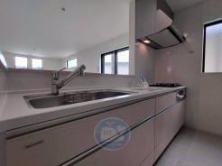 「いつものごはんに、ちょっとしたときめきを」会話が弾むカウンターキッチン♪
キッチン越しの微笑みが、今日のごはんのスパイスに☆