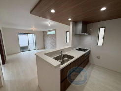 木の質感が活きる天井仕上げが、やさしさと上質さを演出。
「いつものごはんに、ちょっとしたときめきを」会話が弾むカウンターキッチン♪
キッチン越しの微笑みが、今日のごはんのスパイスに☆