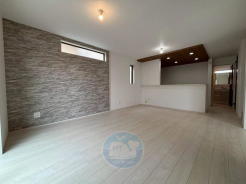 【1号棟】
壁一面にはグレートーンのアクセントクロスを採用し、空間に奥行きと個性をプラス。
「リビングが家族の交差点」自然と会話が育まれるリビングイン階段◎