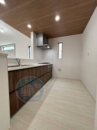 気分が華やぐキッチンスペース☆
ゆとりを感じる設計で、生活に小さな余裕を。
自然体の中に気品を感じる、家族が集うあたたかな団らんの場です。