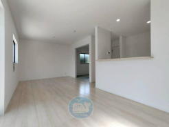 【2号棟】
~リビングに紡がれる家族のストーリー~
「笑顔と癒しに包まれたほっこりとした場所」
クリーム色の落ち着きが、暮らしに端正な余白をもたらします☆