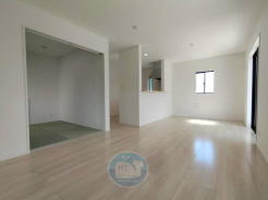 【2号棟】
広すぎないから、家族の距離がぐっと近づく16.2帖のリビング♪
まだ何もないこのリビングに、笑い声やぬくもりが溢れていく。
はじめの一歩を踏み出す、特別なステージ。