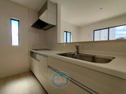 「いつものごはんに、ちょっとしたワクワクを。」
会話が弾むカウンターキッチン♪
キッチン越しの微笑みが、今日のごはんのスパイスに☆
オール電化の安心設計で、お子さまのお手伝いデビューにもぴったり◎