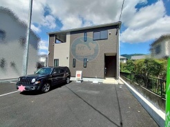 【2号棟】
最終1棟!堂々とした佇まいで完成を迎えた邸宅。住宅性能表示制度5分野で最高等級取得した確かな品質。
平日もご見学可能です◎