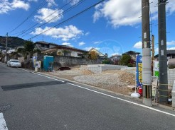 【全体写真】(2025年11月上旬に撮影)
左が1号棟◇右が2号棟。
古き良き趣が息づく街に、新しい風を吹き込むZEH住宅。
野方遺跡まで徒歩10分(親子で古代体験♪)
2026年2月中旬に完成予定☆