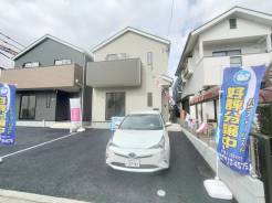 駐車スペースは2台分ご用意しています。舗装済みのため草刈り等の面倒なお手入れも必要ありません。