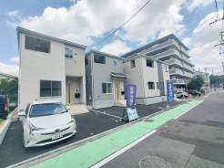 (3号棟)真ん中が3号棟!シンプルで飽きのこないデザインが魅力♪住み心地にこだわった新築一戸建てで、新しい暮らしを始めませんか?