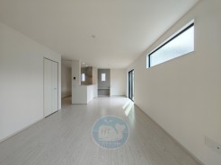 【2号棟】
~リビングに紡がれる家族のストーリー~
「笑顔と安らぎに包まれたほっこりとした場所」
約18帖の開放感!ここが、わが家の特等席☆