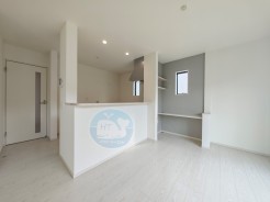 【2号棟】
くつろぎの空間に、学びが自然と溶け込む。スタディカウンターが生み出す、あたたかなひととき。
キッチンの前にテーブルを設置して、お家でカフェ気分☆