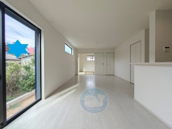 【2号棟】
飾らない空間に広がる、清々しい開放感。光が描き出す、やさしい時間がここにあります。
その一瞬が、かけがえのない思い出になるリビング♪